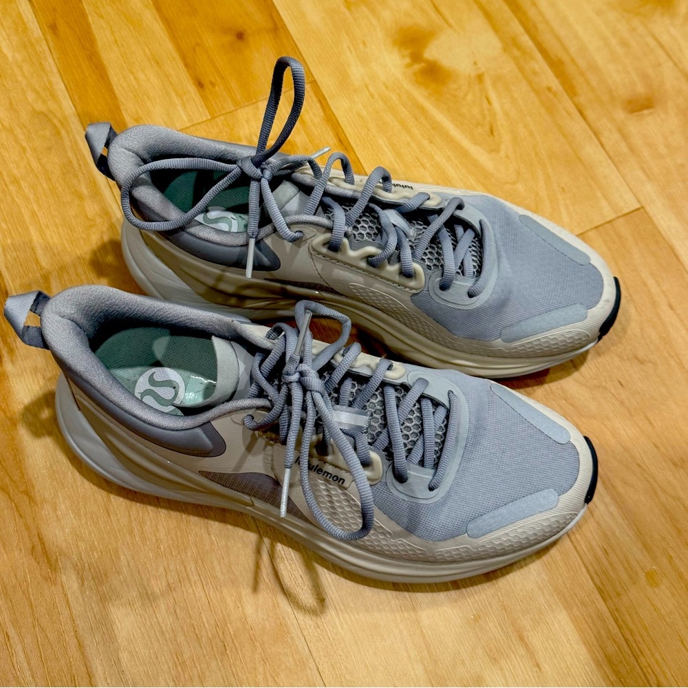 Lululemon size 8 running shoe. Great condition!